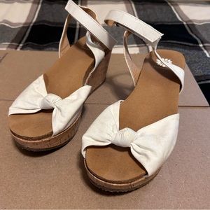 Women’s Yellow Box Strap Wedges! Size: 7 1/2 - Color: White